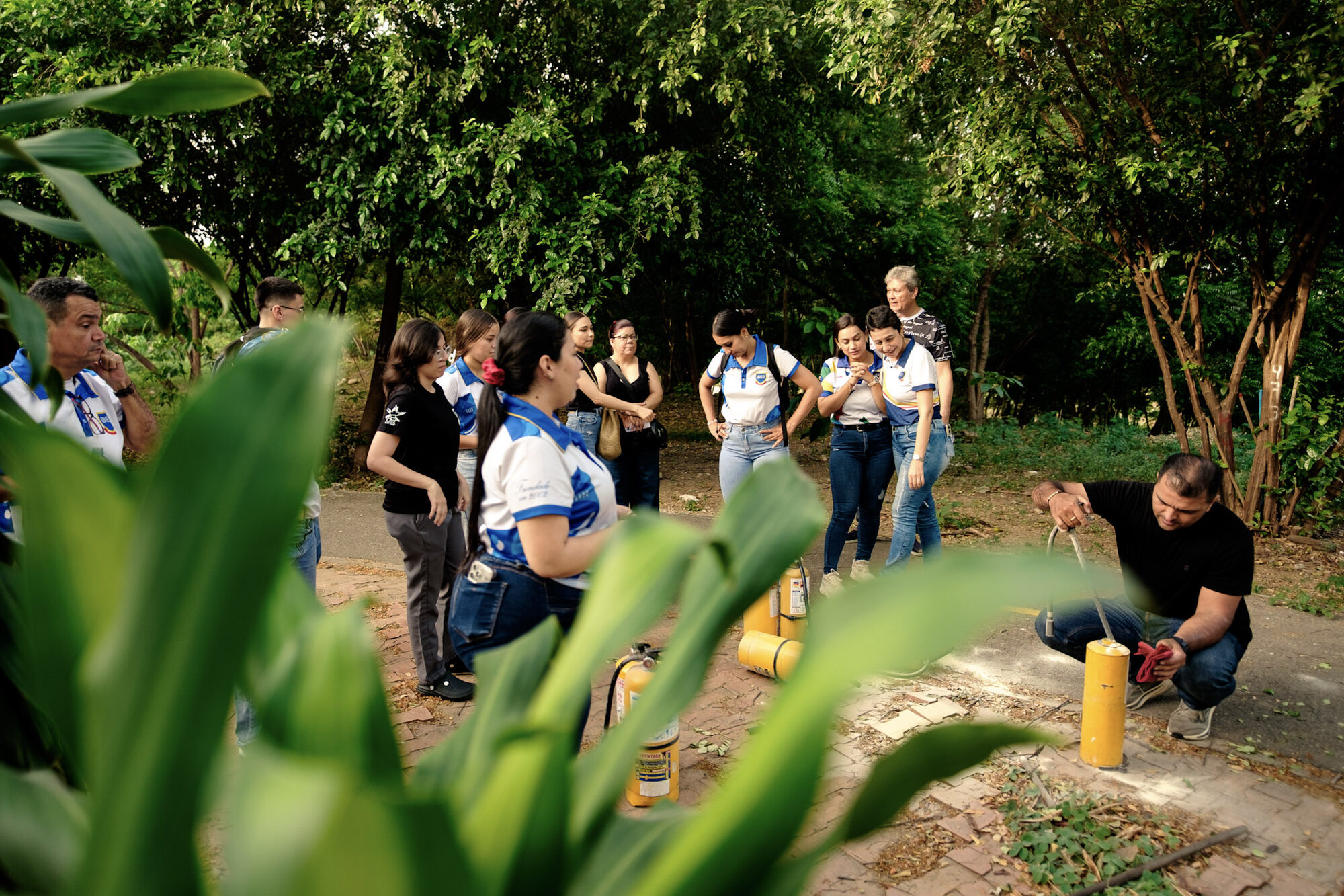 Grupo revisando equipos de extinción de incendios
