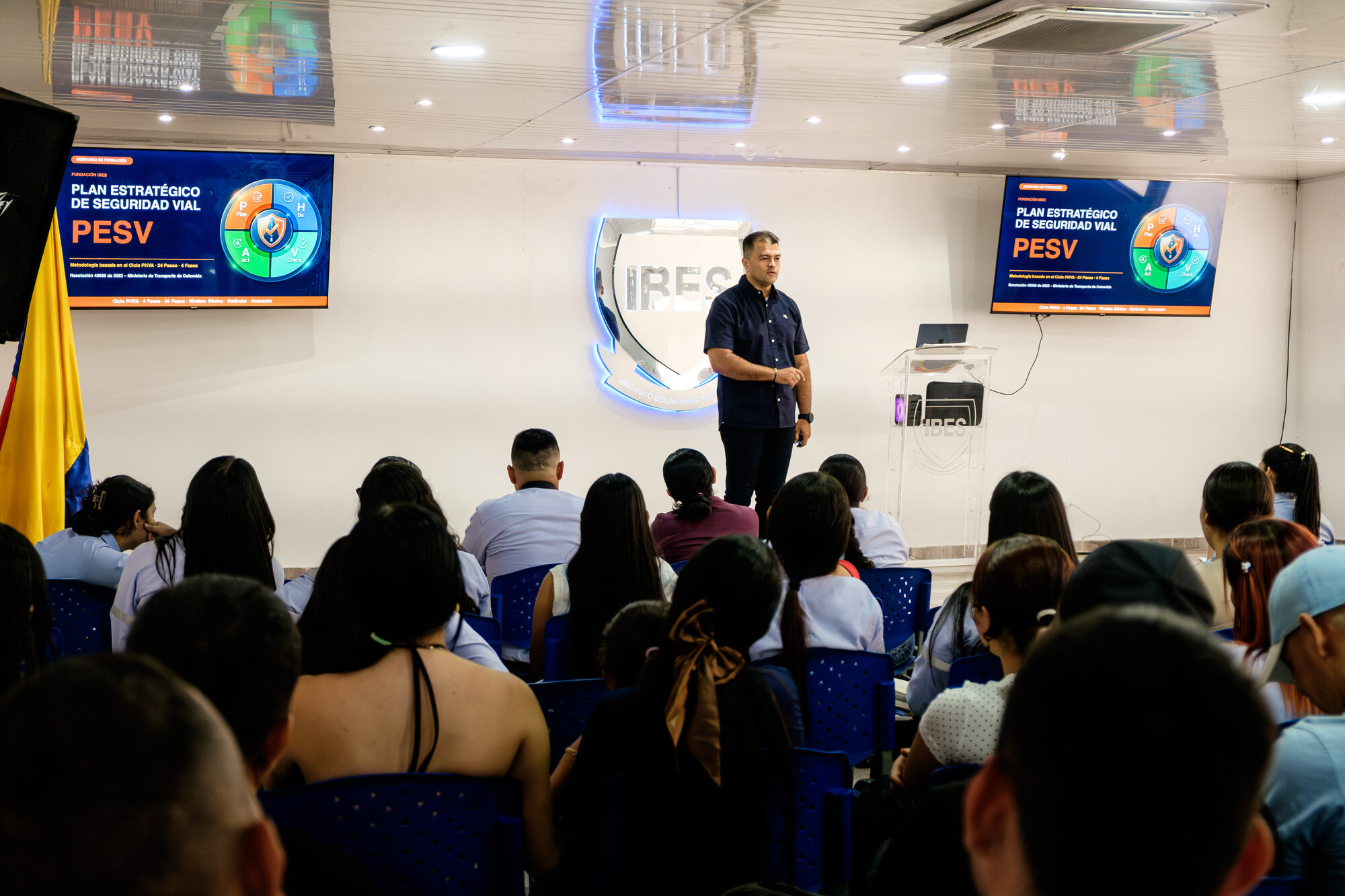 Grupo de participantes en un seminario de seguridad vial